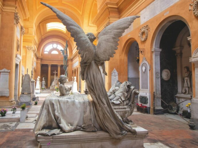 “Mi rivolto nella tomba”: protesta al cimitero contro i tagli alla Cultura del sindaco Lepore