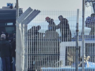 Copertina di “Giuste le manette ai migranti trasferiti”