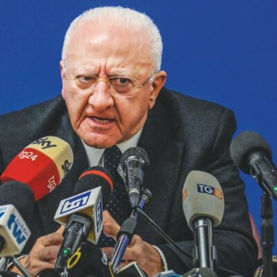 Copertina di Campania, ora De Luca alza la posta: tre liste e una sua candidata