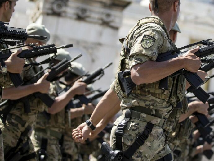 Da noi si pensa alle armi più che ai soldati. E al fronte Sud