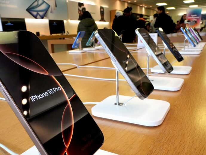 Trump ora si rimangia anche i dazi contro i beni tecnologici