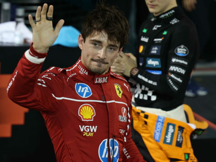 Formula 1, la pole del Gp Bahrain a Piastri. Penalità alle Mercedes, sorride Leclerc: la griglia di partenza