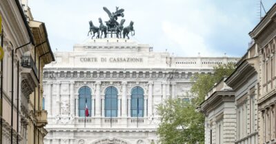 Copertina di “Sindaco assassino e maledetto” non è diffamatorio: la Cassazione “salva” l’ex assessore di Amalfi per un post social