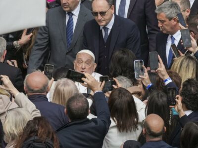 Copertina di Papa Francesco a sorpresa in piazza San Pietro con oltre 20mila fedeli: saluta la gente e regala caramelle ai bambini