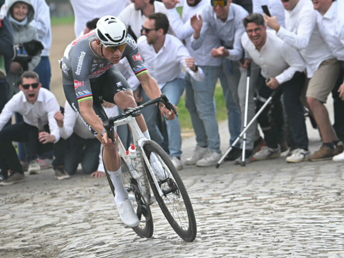 Pogacar scivola sul pavè, Van der Poel trionfa alla Parigi-Roubaix dopo un altro duello leggendario
