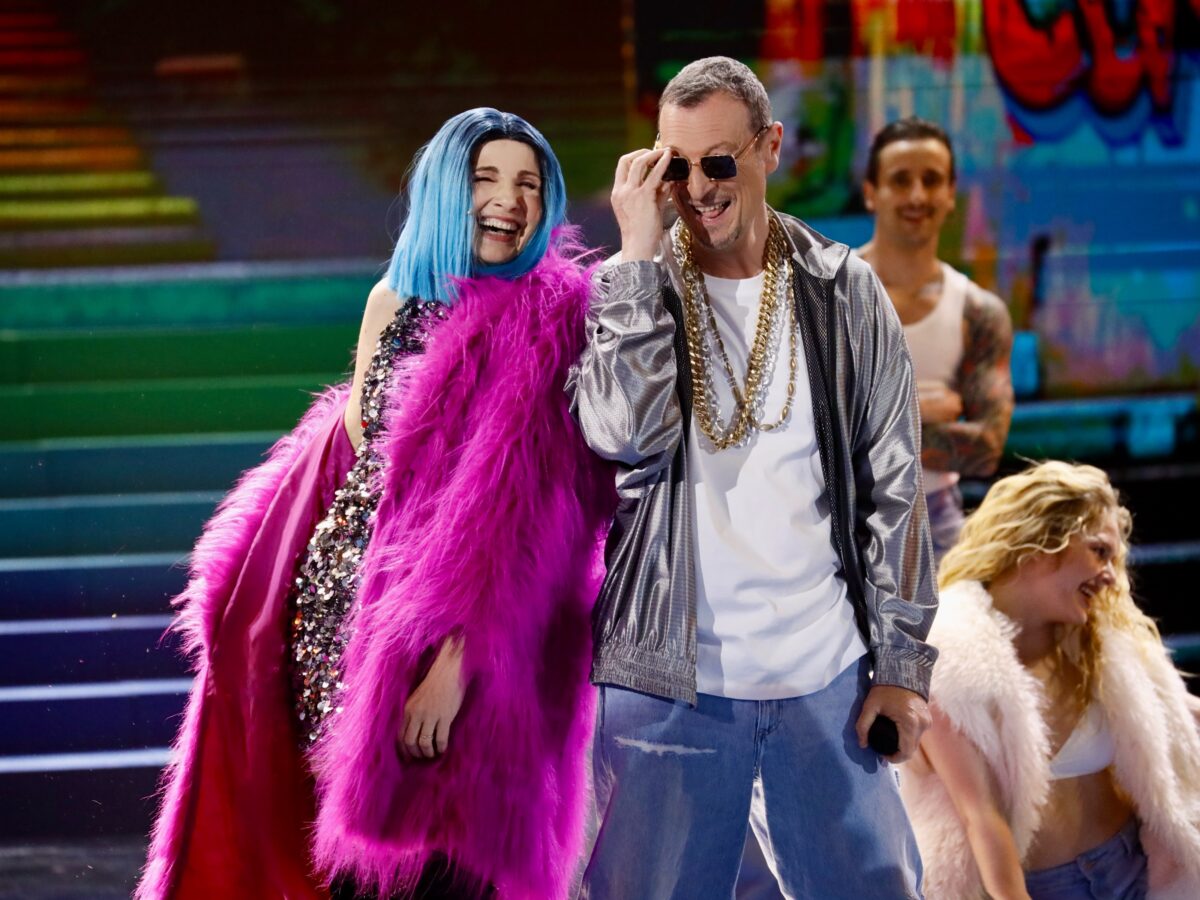 Amici 24, Amadeus rapper spericolato come Guè. Pettinelli a Malgioglio: “Ti si alza la pressione se ti arrabbi”. Fuori Chiamamifaro, figlia di Cristina Parodi