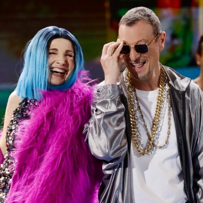 Amici 24, Amadeus rapper spericolato come Guè. Pettinelli a Malgioglio: “Ti si alza la pressione se ti arrabbi”. Fuori Chiamamifaro, figlia di Cristina Parodi
