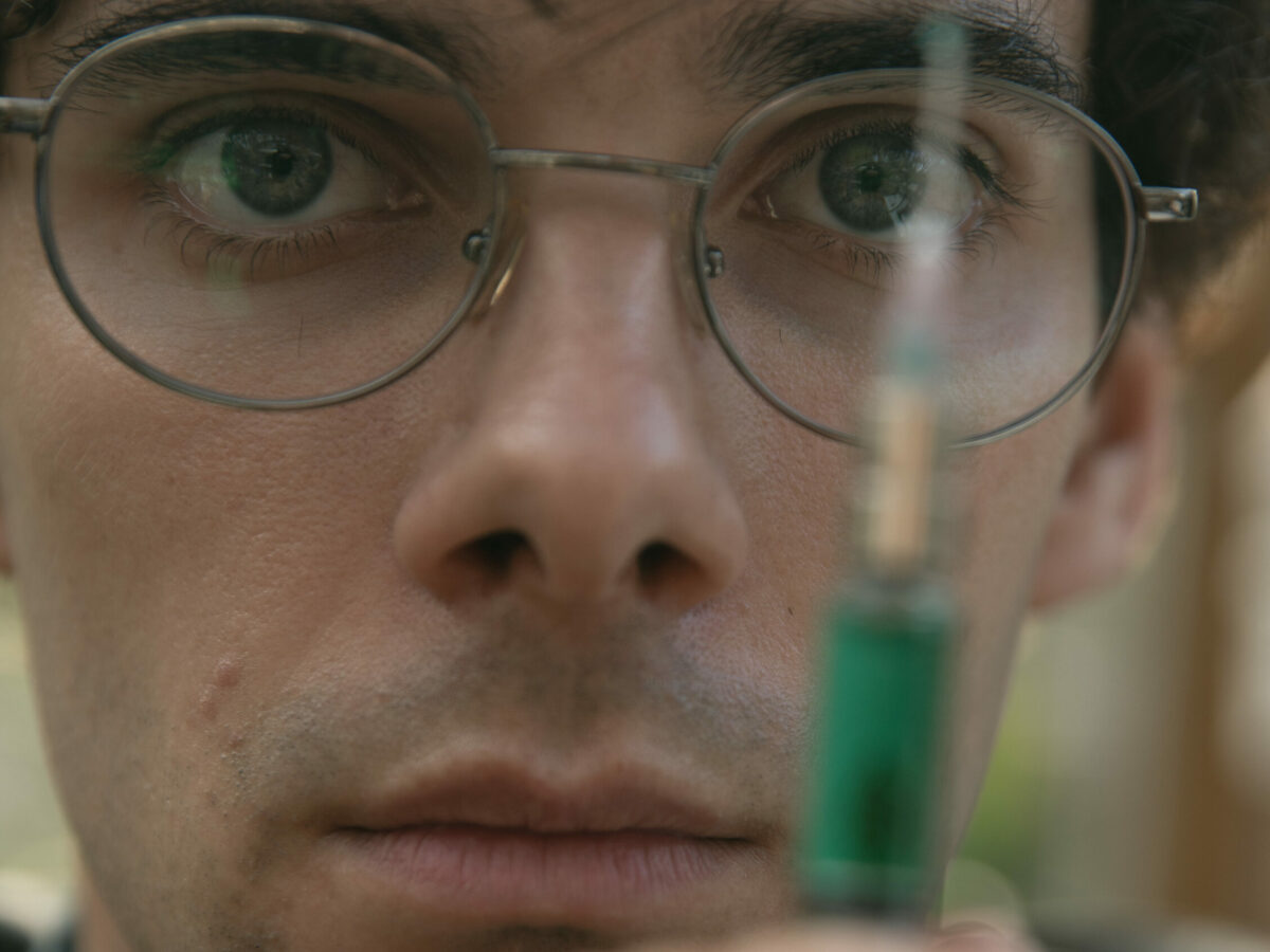 Omicidi e occultamento di cadavere nel giardino di famiglia: Álvaro Rico serial killer senza emozioni in “The Gardener”. L’attore di “Élite” spiazza tutti