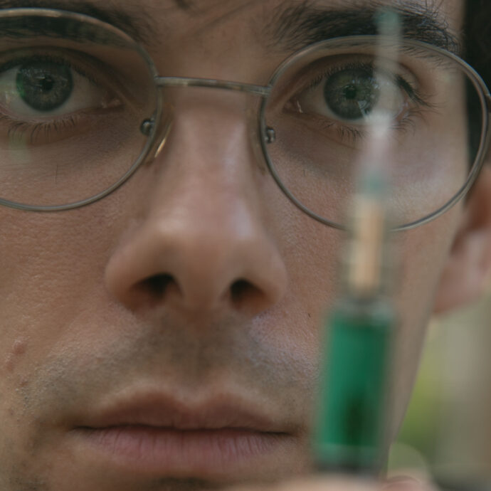Omicidi e occultamento di cadavere nel giardino di famiglia: Álvaro Rico serial killer senza emozioni in “The Gardener”. L’attore di “Élite” spiazza tutti