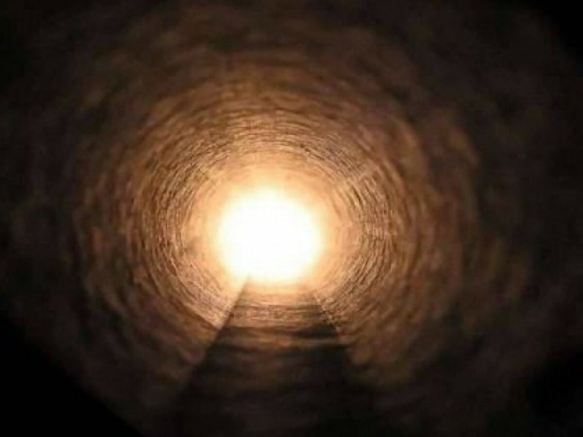 “Quando moriamo la nostra esistenza continua. L’aldilà ha sette livelli dalla luce ai piani inferiori oscuri”: il racconto del filosofo Chris Carter