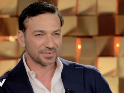 Copertina di “Faccio delle iniezioni che mi fanno sentire una donna incinta, ho la nausea e metto la borsa calda sulla pancia”: Costantino Vitagliano parla della sua malattia