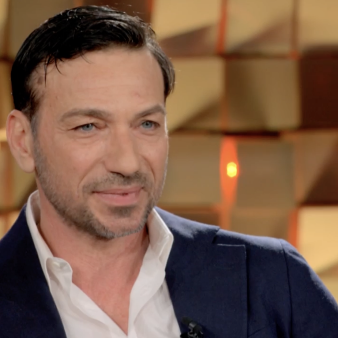 “Faccio delle iniezioni che mi fanno sentire una donna incinta, ho la nausea e metto la borsa calda sulla pancia”: Costantino Vitagliano parla della sua malattia