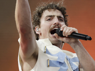 Copertina di Benson Boone al Coachella omaggia Freddie Mercury e i Queen con “Bohemian Rhapsody” e spunta Brian May