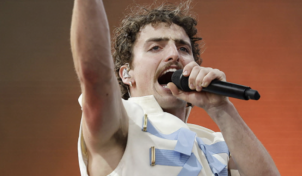 Benson Boone al Coachella omaggia Freddie Mercury e i Queen con “Bohemian Rhapsody” e spunta Brian May