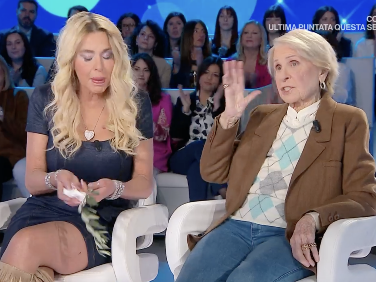 “Mamma non ci parliamo da settembre, vuoi sbloccarmi al cellulare?”: Valeria Marini commossa a “Domenica In” cerca di far pace con Gianna Orrù