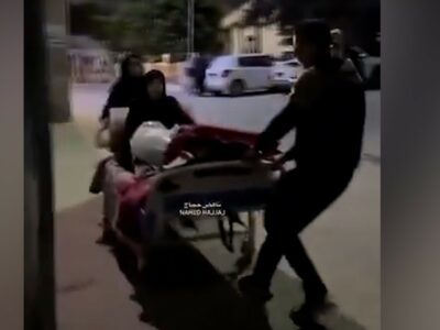 Copertina di Nella notte l’evacuazione dell’ospedale battista di Gaza: le barelle e i letti trascinati per strada prima dei bombardamenti (video)