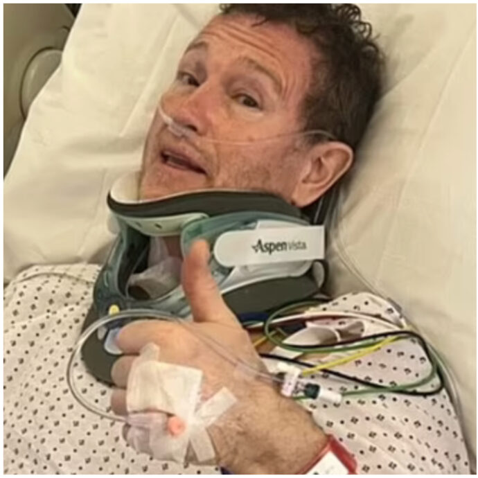 Nick Moran operato d’urgenza in ospedale. L’attore di “Harry Potter” fotografato in barella da un amico, ma poi lo scatto scompare misteriosamente dai social