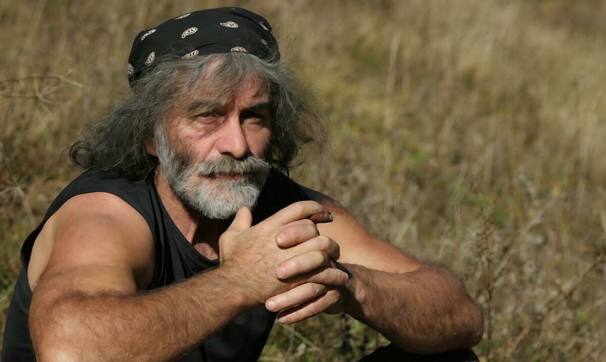 Mauro Corona: “Lavoro per non spararmi. Sto cercando di combattere col demonio dell’alcol. Mio padre picchiava mia madre, è andata in coma tre volte”