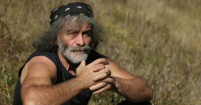 Copertina di “Hanno stampato il mio libro con un capitolo in meno, è scandaloso. Adesso lo devono ristampare”: Mauro Corona si infuria con Mondadori per l’errore “madornale”