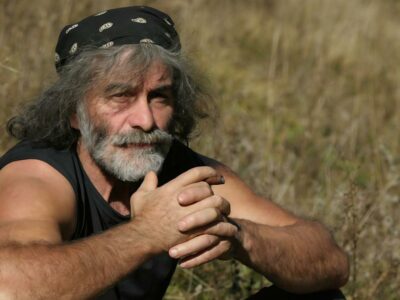 Copertina di Mauro Corona: “Lavoro per non spararmi. Sto cercando di combattere col demonio dell’alcol. Mio padre picchiava mia madre, è andata in coma tre volte”