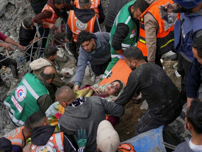 Gaza, i medici evacuano i pazienti ma l’Idf bombarda lo stesso