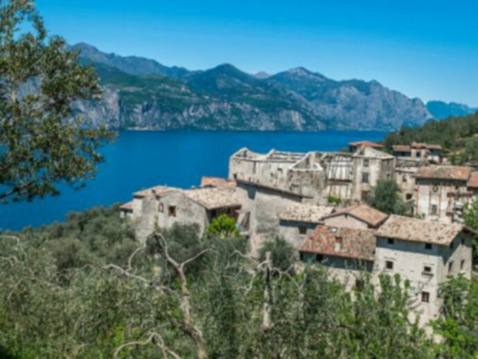 I borghi. Creato un immaginario poetico: chi ci vive deve resistere