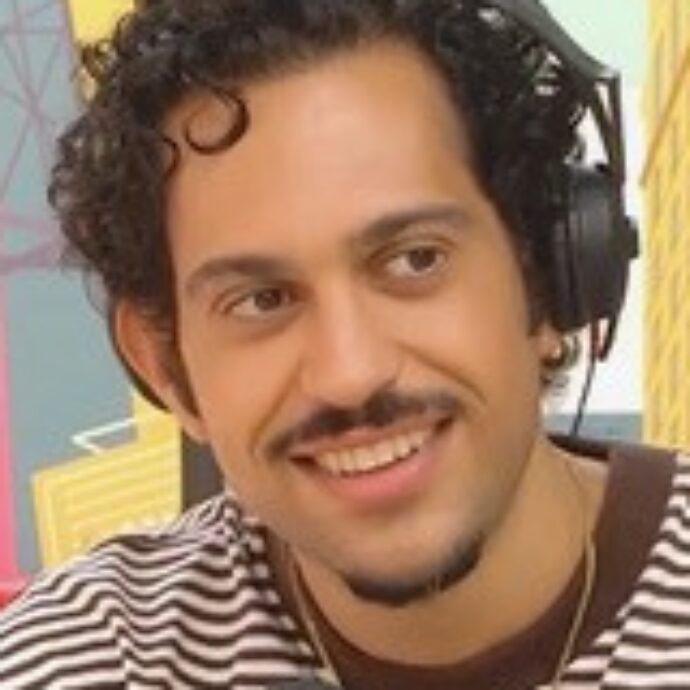 Mahmood: “Le fake news su di me? Che mi sono sbiancato la pelle e rifatto orecchie e labbra. In Brasile andavo in giro con costume arancione e il cappello”