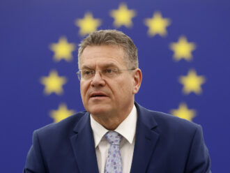 Dazi, Trump pronto a colpire chip e farmaci. Sefcovic negli Usa: “Vogliamo un accordo giusto”