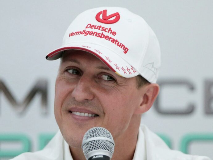Michael Schumacher ha firmato il casco di Jackie Stewart per un’iniziativa benefica