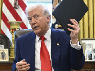 L’ultimo paradosso di Trump: l’esenzione dei pc dai dazi scoraggia la produzione in Usa. Recessione più vicina