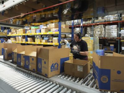 Copertina di Trump annuncia i dazi sui semiconduttori in settimana. Nyt: “La Cina blocca l’export di varie terre rare”. Dollaro ancora giù