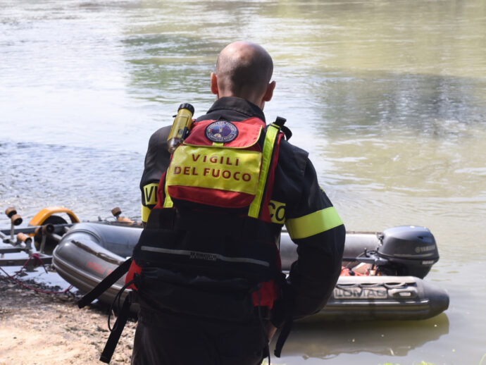 Ragazza cade nel fiume Po, il padre si tuffa per salvarla dalla corrente: soccorsi dai Vigili del Fuoco