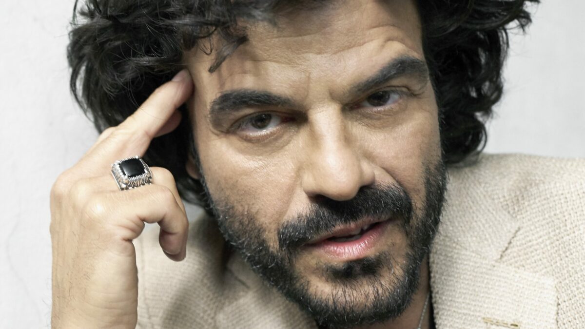 “Sto finendo il nuovo disco che uscirà dicembre, per questo devo posticipare il tour dei teatri”: Francesco Renga rinvia i concerti e si scusa con i fan
