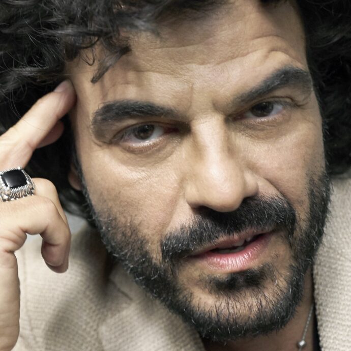 “Mai successo in 40 anni, ma non posso compromettere la guarigione”: Francesco Renga costretto ad annullare le prime date del tour, ecco come sta