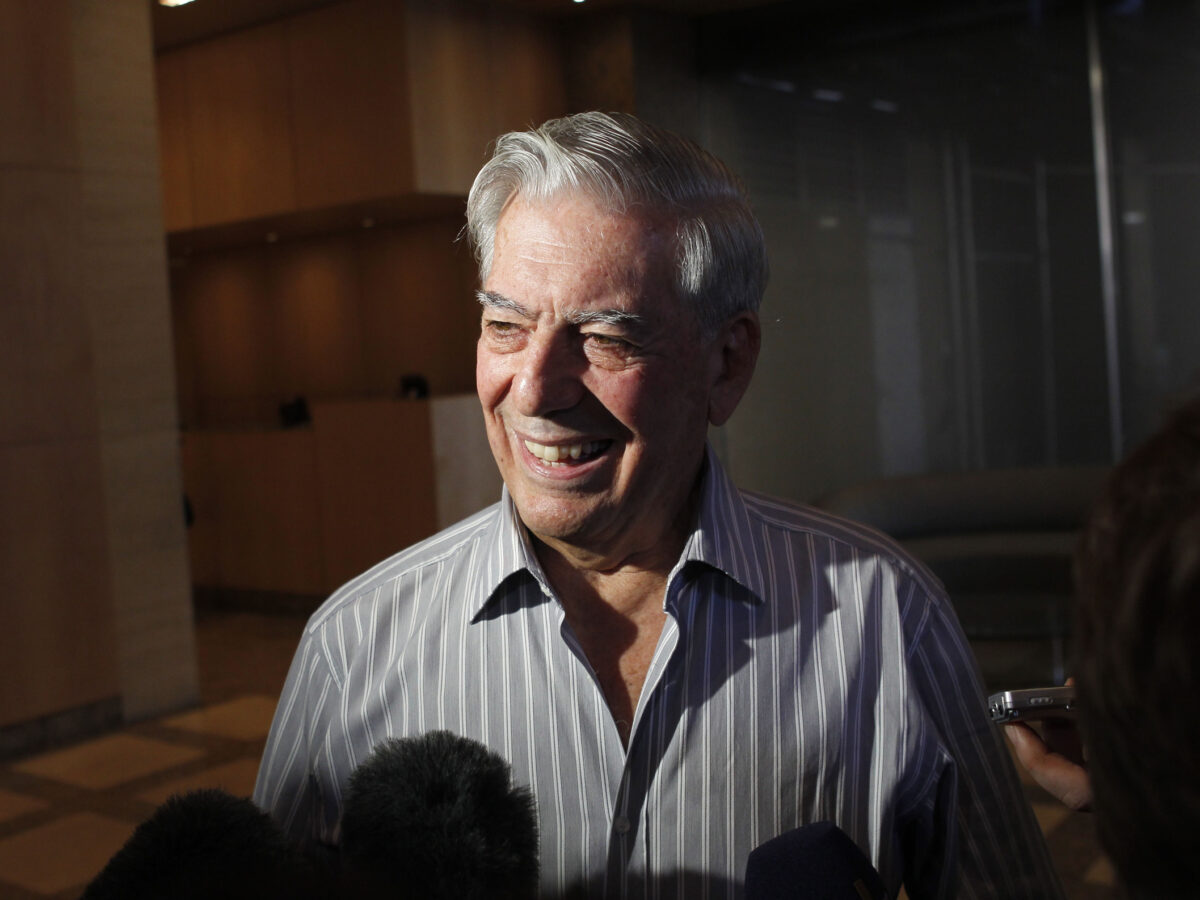 Mario Vargas Llosa morto a 89 anni: dal primo romanzo bruciato in piazza al Nobel per la letteratura