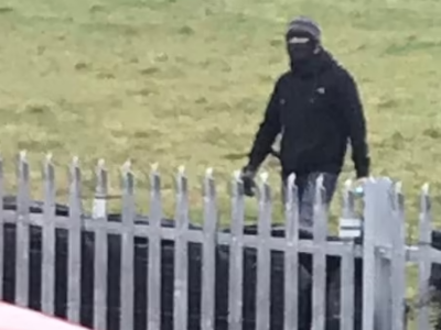 Copertina di “Bombe molotov, minacce di morte e balestre: ci siamo ritrovati un terroristi come vicino di casa, il giardino era una zona di guerra”: l’incubo di Richard e Amanda