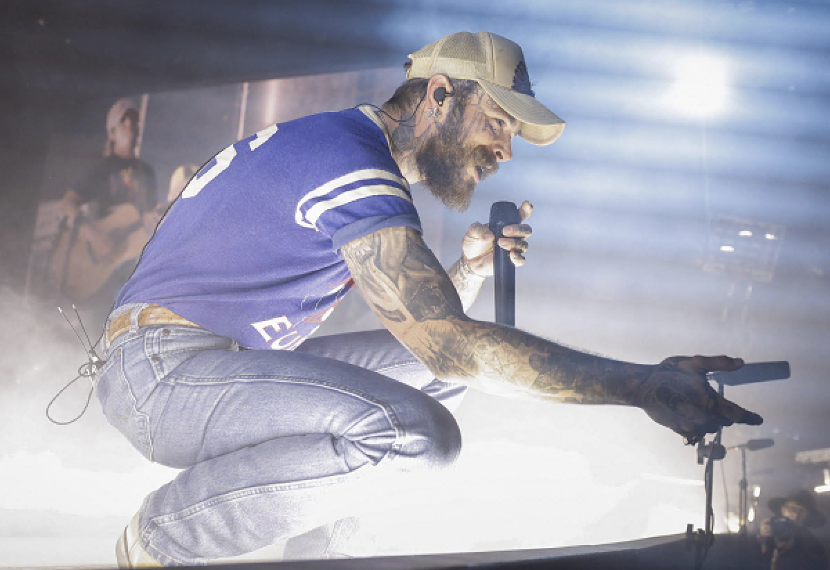 Post Malone chiude il Coachella e trasforma il palco nella Formula 1. Poi l’appello: “Se non credete in voi stessi, nessun altro ci crederà, ca**o”