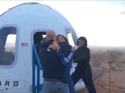 Copertina di L’ansia di Jeff Bezos e Katy Perry che bacia la terra dopo il volo nello Spazio: le immagini del viaggio vip sulla Blue Origin