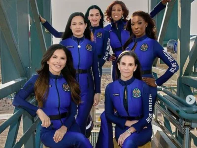 Copertina di Katy Perry e la futura moglie di Jeff Bezos nello Spazio con la navicella Blue Origin: la “missione spaziale” al femminile è un addio al nubilato di lusso?