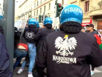 Milano, identificato l’agente con il simbolo dei neonazisti polacchi al corteo pro Palestina. Questura valuta profili disciplinari