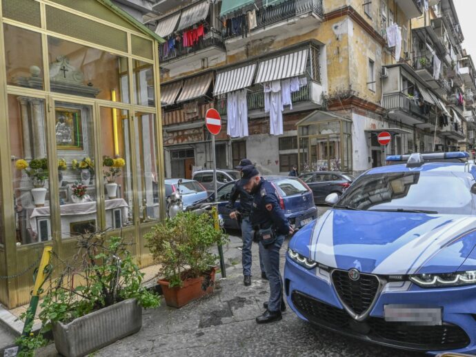 Spari durante una processione religiosa a Napoli: “All’origine una lite tra donne”. Feriti due uomini