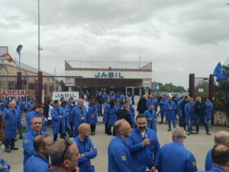 Copertina di Gli operai di Jabil bloccano lo stabilimento: “No all’incontro al Mimit con Tme, non è un acquirente credibile”