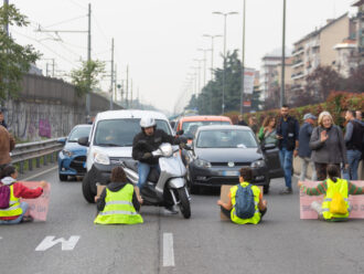 Bloccarono il traffico a Milano: assolti sei attivisti di Ultima generazione
