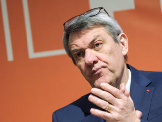 Copertina di Enti locali, via libera al nuovo contratto. La Cgil non firma: “I lavoratori perdono il 10% in busta paga”