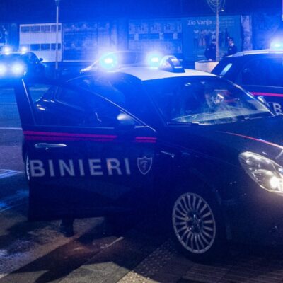 Copertina di Femminicidio a Cava de’ Tirreni, poi il suicidio. La vittima accoltellata davanti alla madre anziana, rimasta ferita