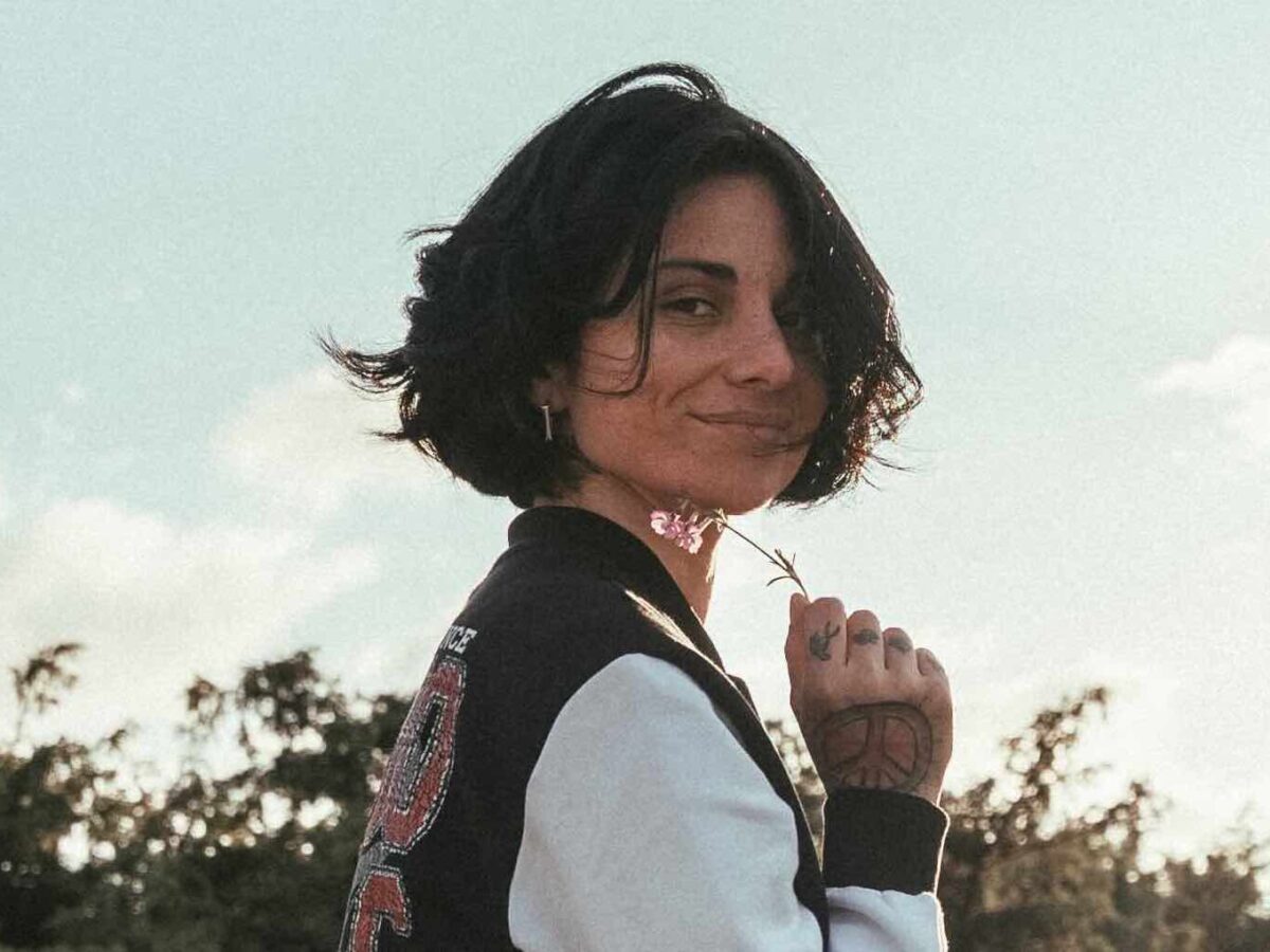 “Sting è un artista, ma prima di tutto un gentiluomo. Il mio Cuore Bucato è stato scelto da Nicolò di Amici 24. Cosa mi commuove? Da italo-francese, la strada per tornare a casa”: Giordana Angi si racconta