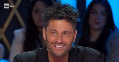 Copertina di “Ho avuto il morbo di Perthes, per due anni non ho camminato. Poi ho rischiato di morire in un incidente: vidi la famosa luce bianca”: parla Filippo Bisciglia