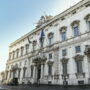 Copertina di Salta il tetto di 240mila euro per gli stipendi dei dipendenti pubblici: per la Consulta è incostituzionale
