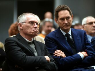 Stellantis “premia” Tavares: 35 milioni di euro tra compensi e buonuscita. La Fiom: “E gli operai sono a casa”