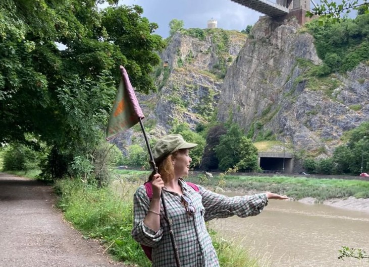 “Amo ‘mio marito’ nonostante sia inquinato e puzzi, siamo nella fase della luna di miele”: parla la donna che ha sposato un fiume come “atto di protesta gioioso”
